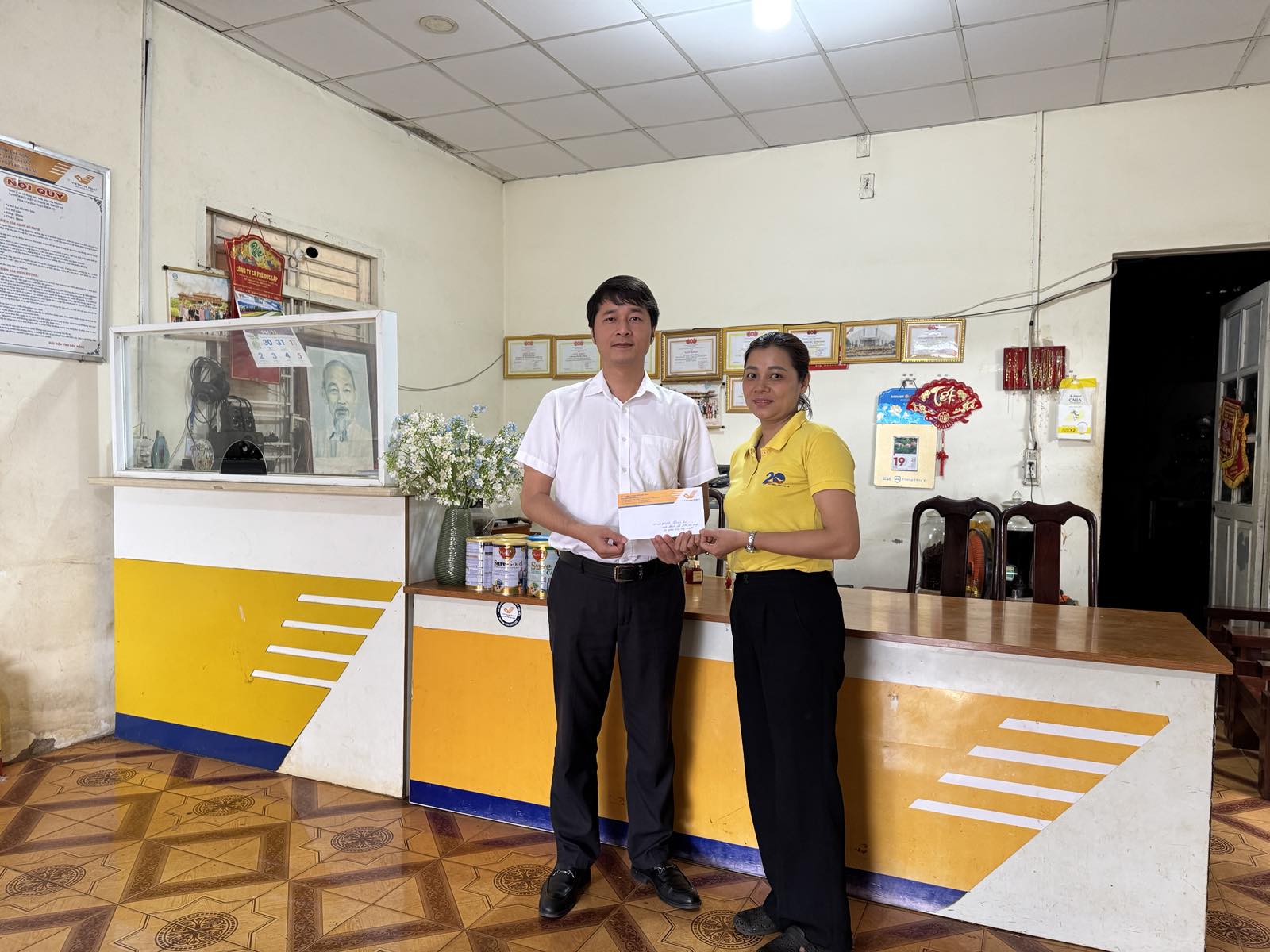 Đắk Nông: Khen thưởng nhân viên có thành tích nổi bật trong công tác phát triển BHXH tự nguyện